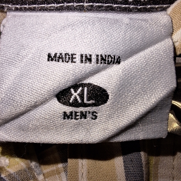 A Columbia men's short sleeve button-down shirt in a size XL. - Picture 5 of 9